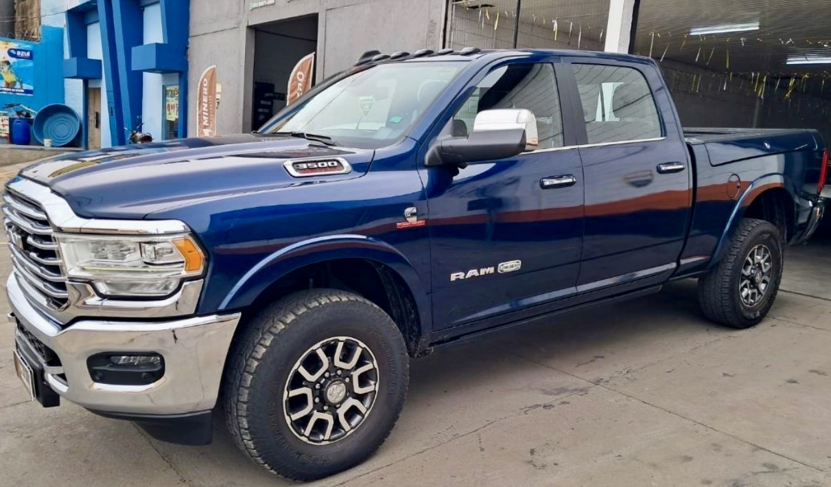 RAM 3500 vista frontal esquerda